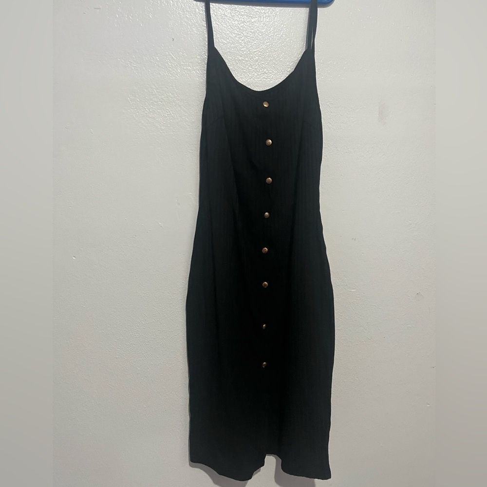 Simple long strapless black dress with breathable material